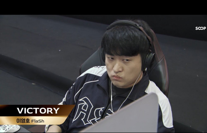 Lee Young-ho takes a 3:2 lead after blocking Park Sang-hyun’s Zergling-Lurker all-in